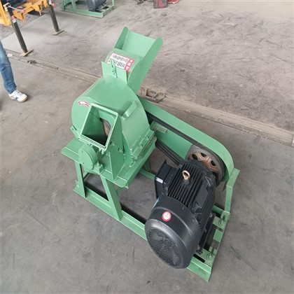 Prenosni stroj za drobljenje lesa s pogonom na dizelski motor